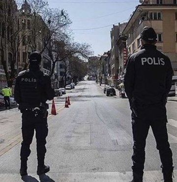 Koronavirüs önlemleri dolayısıyla sokağa çıkma kısıtlaması ile ilgili tüm ülkede geçerli olacak oldukça önemli yeni kararlar alındı. Cumhurbaşkanı Erdoğan, milyonlarca vatandaşımızın merakla beklediği kararları açıkladı. Peki yasaklar ne zaman saat kaçta başlıyor?