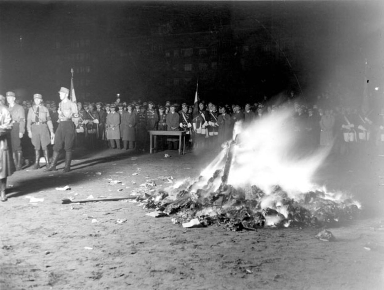 Naziler, Yahudi bilim insanlarının kitaplarını şehir meydanlarında toplayıp yaktı. 