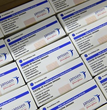 Avrupa İlaç Ajansı (EMA), Johnson and Johnson şirketinin yeni tip koronavirüse (Covid-19) karşı geliştirdiği aşıyla çok nadir görülen kanda pıhtılaşma vakaları arasında olası bir bağlantı bulunduğunu ancak aşının faydalarının risklerine ağır bastığını bildirdi