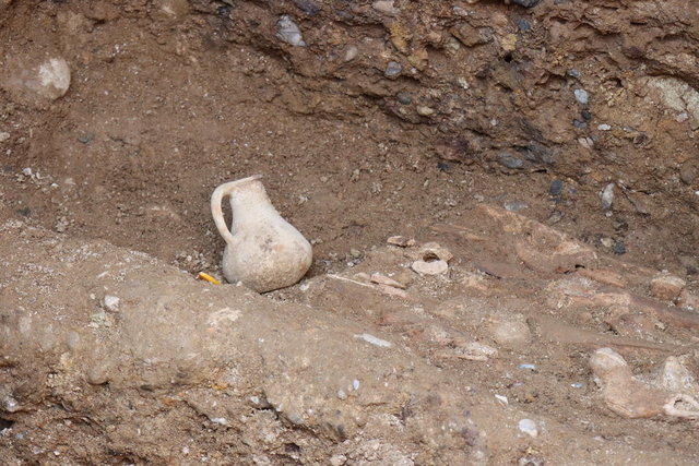 Adıyaman'da 7 insan iskeleti olan oda mezar bulundu