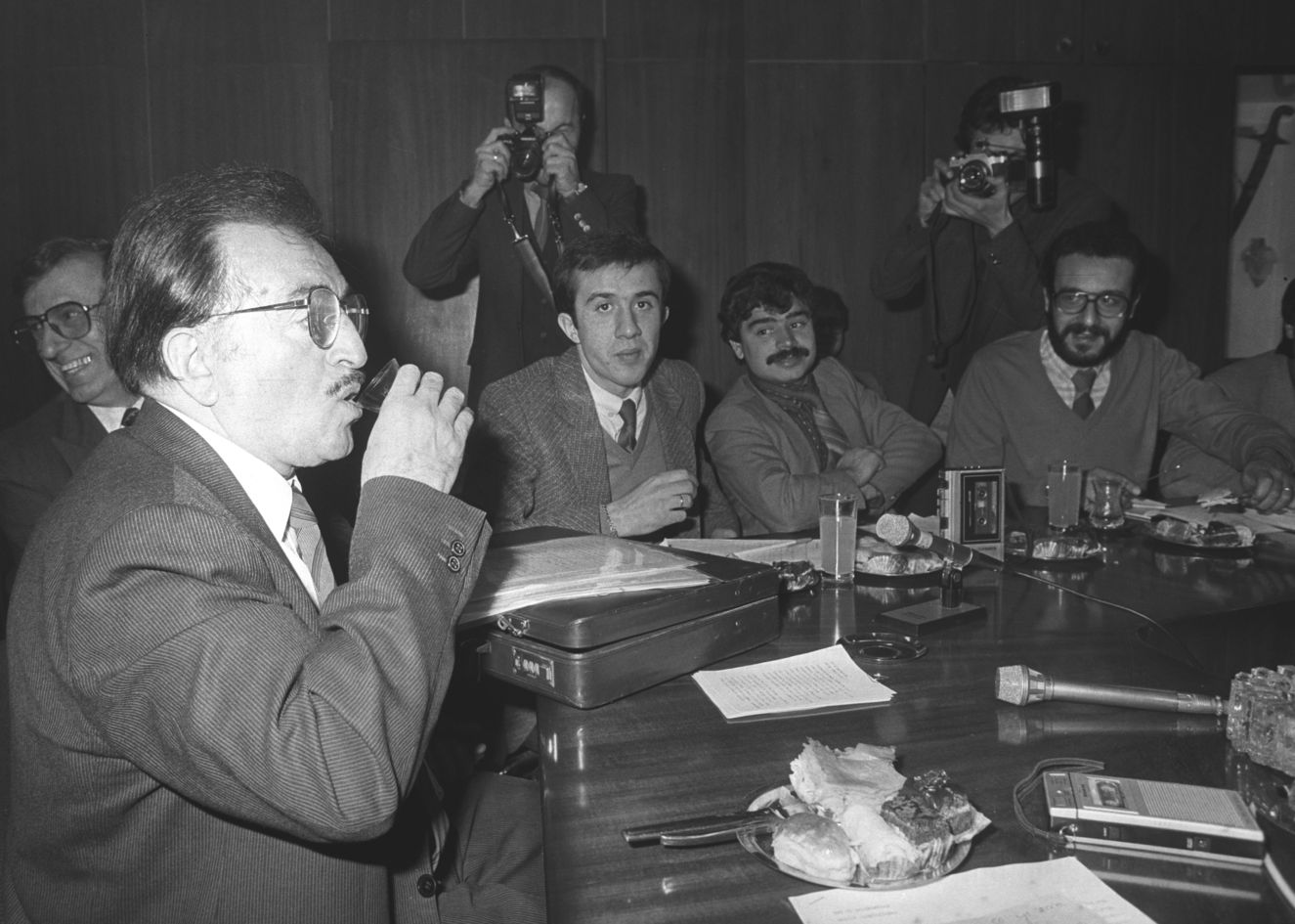  Dönemin sanayi ve ticaret bakanı Cahit Aral, Çernobil kazasıyla yayılan radyasyonun Türkiye'ye zarar vermediğini göstermek için basın toplantısında çay içmişti. 