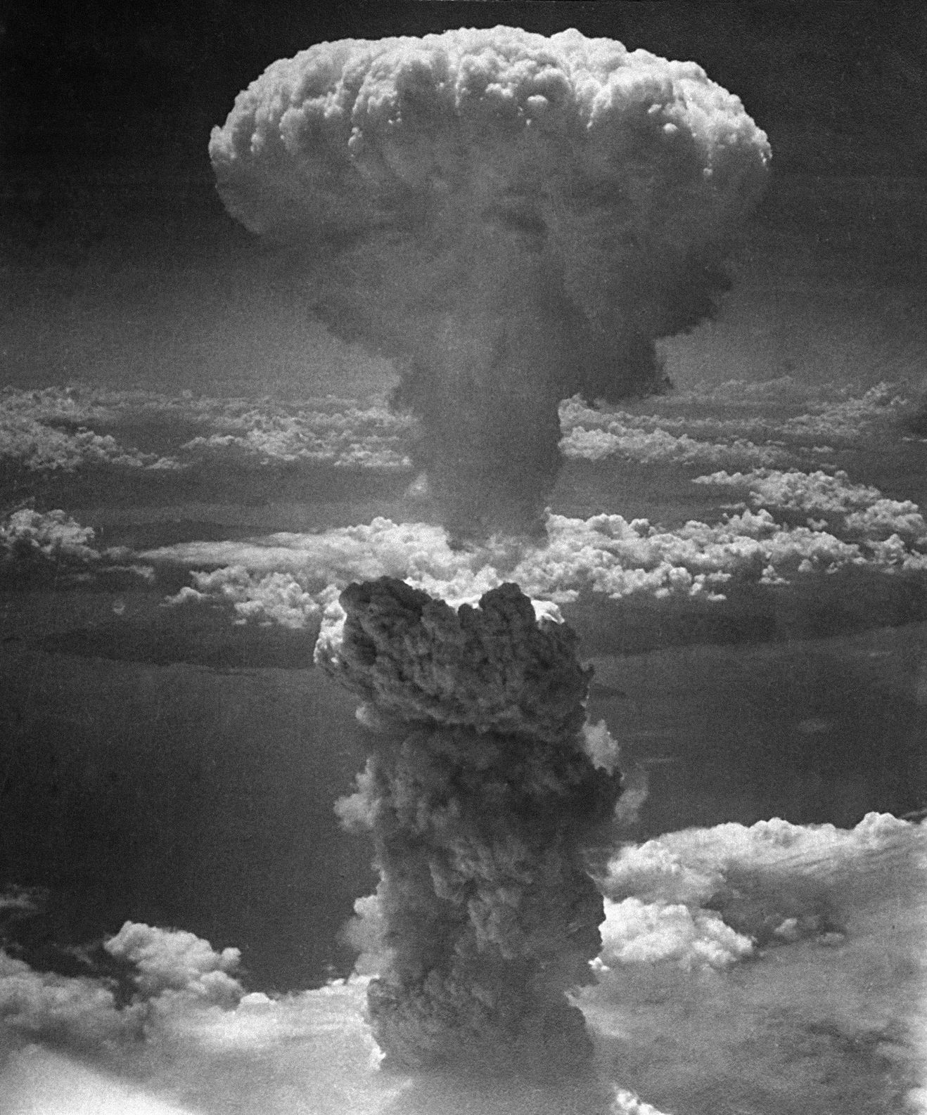 Nagazaki'ye atılan atom bombasının patladığı an. 