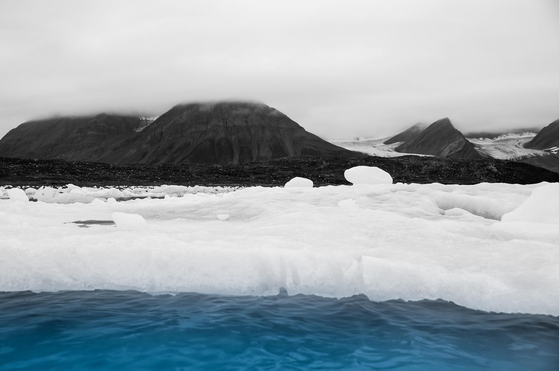 Longyearbyen, a Bipolar City (Longyearbyen: İki Kutuplu Şehir) 