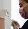Sağlık Bakanlığı kaynaklarından alınan bilgiye göre, BioNTech aşısı için ikinci doz randevusu alanların randevusu korunacak. Yeni aşı olacaklara 6-8 hafta aralıkla randevu verilecek