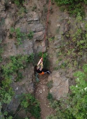 Sokağa çıkma kısıtlamasında polisten kaçmak için kayalıklara çıktı, mahsur kaldı