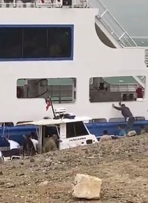 Elazığ’da fırtına nedeniyle savrulan feribotlar çarpıştı