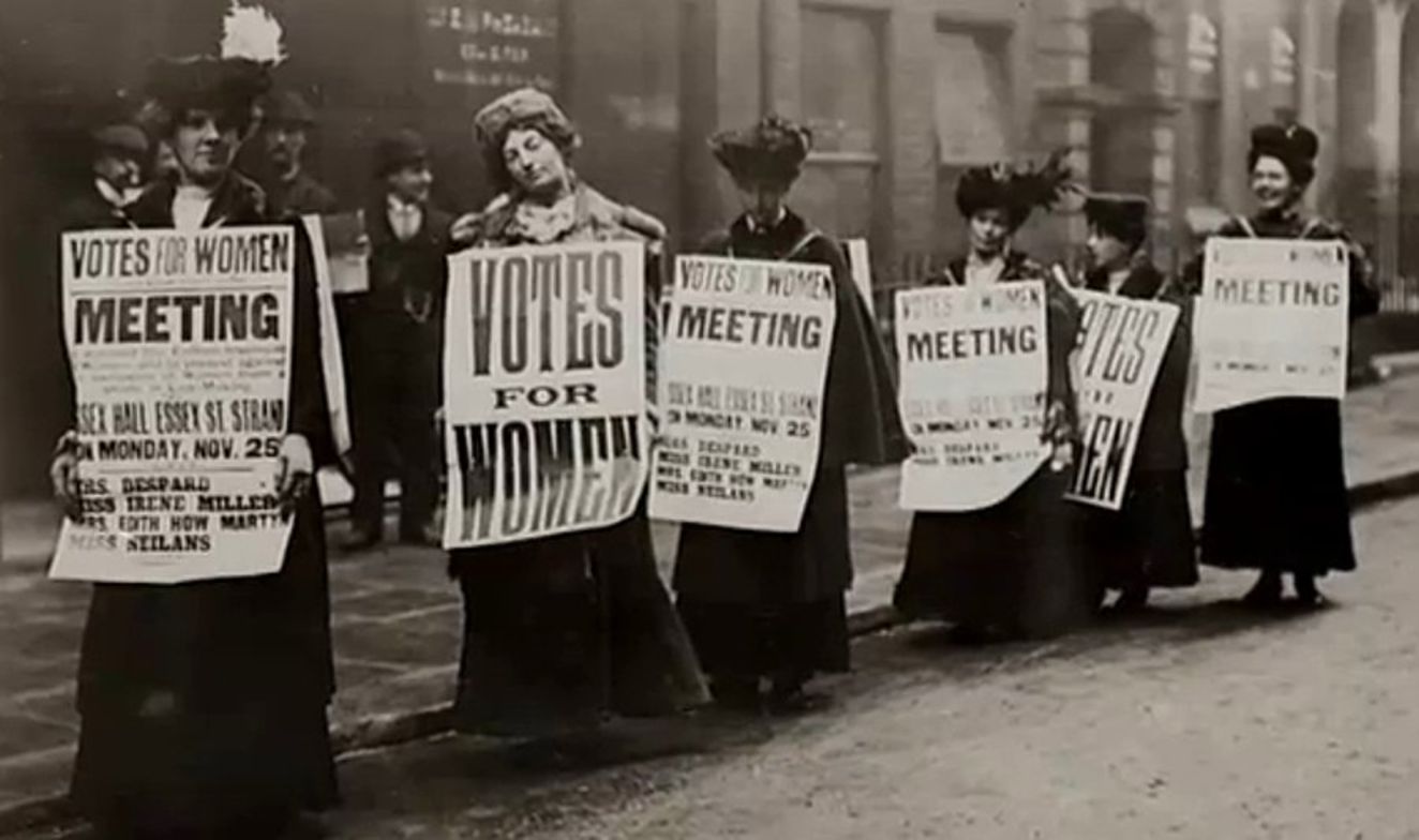 Kadınların oy hakkına sahip olması yönünde düzenlenen gösterilerden biri.