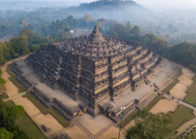 9- Borobudur Tapınağı / Java – Endonezya / MS 800
