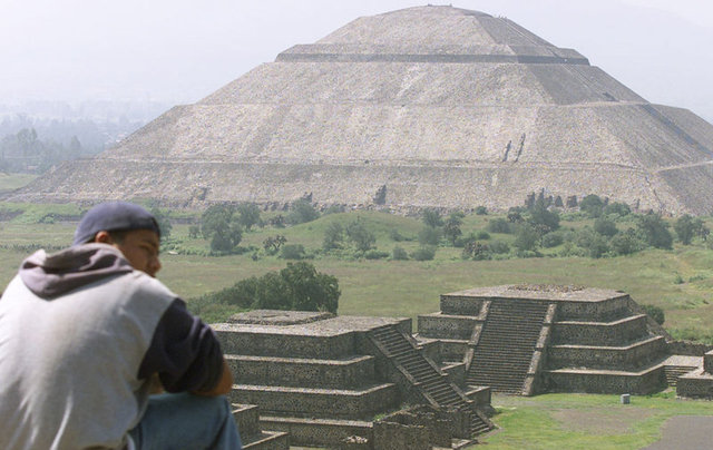 2- Güneş Piramidi / Teotihuacan – Meksika (MS 100)