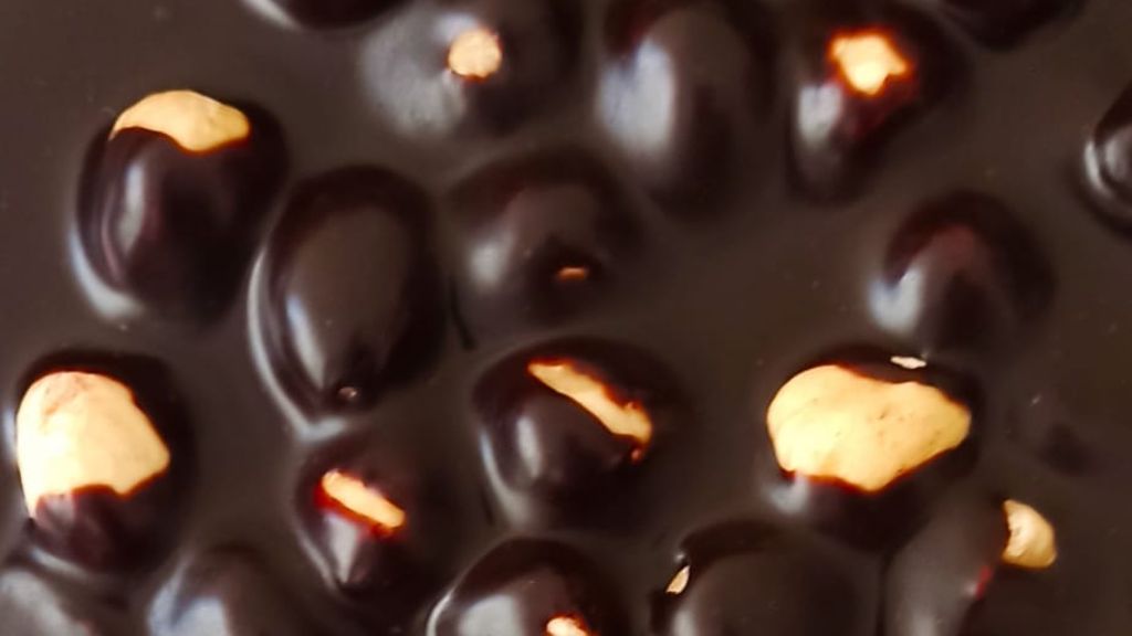 Ev yapımı fındıklı cevizli üzümlü çikolata HT Gastro