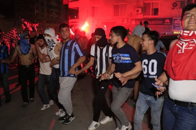 Adana Demirspor taraftarı, kısıtlamada sokaklara döküldü!