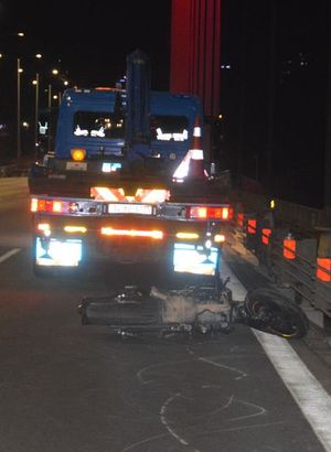 Ön tekeri kaldırırken kaza yapan motosikletli hayatını kaybetti