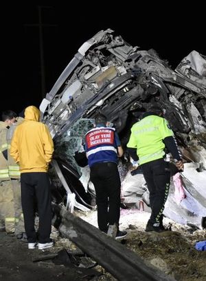 İzmir'de bariyerlere çarpan TIR'daki 2 kişi öldü