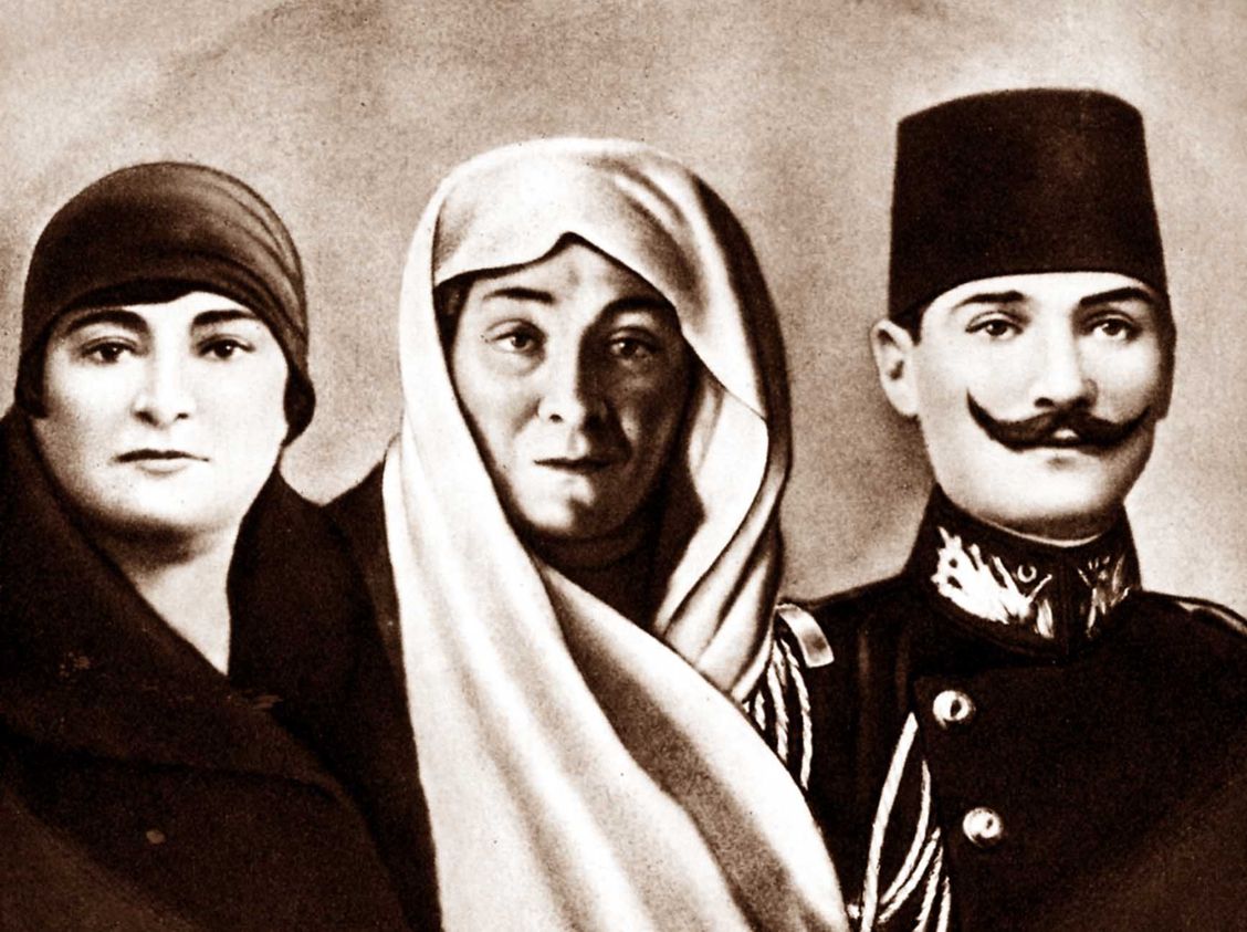 Makbule Hanım (1885 - 1956) Zübeyde Hanım (1857 - 1923) Mustafa Kemal Atatürk (1881 - 1938)