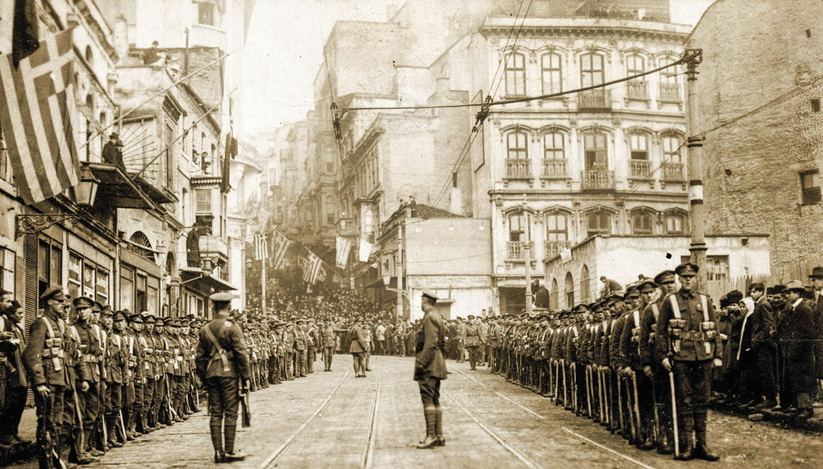 İstanbul'un işgali sırasında işgal ordularının İstiklal Caddesi'ndeki geçit töreni.