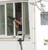 Kayseri’de akli dengesi yerinde olmadığı ileri sürülen bir kişi silahla yoldan geçenlere ateş etti. Evine kapanan silahlı şahsı ikna etmek için girişimler sürüyor.