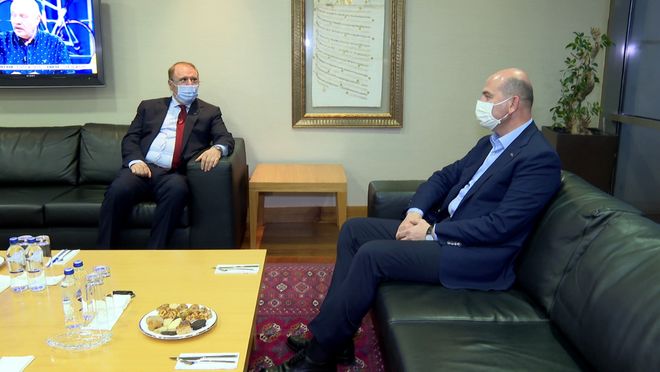 Ciner Yayın Holding Yönetim Kurulu Başkanı Kenan Tekdağ, program öncesinde ağırladığı İçişleri Bakanı Süleyman Soylu ile sohbet etti.