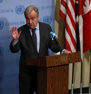 BM Genel Sekreteri Antonio Guterres, Covid-19 salgınının "bitmekten çok uzak olduğu" uyarısında bulunarak "Bir virüsle savaş halindeyiz. Silahlarımızın kapasitesini artırmak için savaş ekonomisinin mantığına ve aciliyetine ihtiyacımız var" dedi