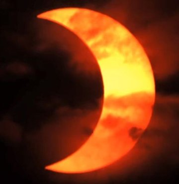 Ay ve Güneş tutulmaları, ilgi çekici astronomik olaylar olmalarının yanı sıra, doğaları gereği birçok alt türe ayrılıyor. Peki tutulmaları birbirinden ayıran farklılıklar neler?