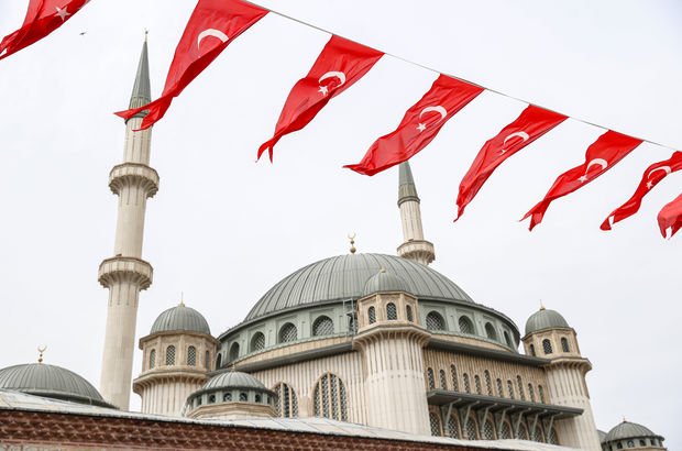 Taksim Camii'nde ilk cuma namazı