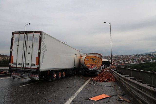 İstanbul yönü kapandı! SON DAKİKA: TEM'de zincirleme kaza