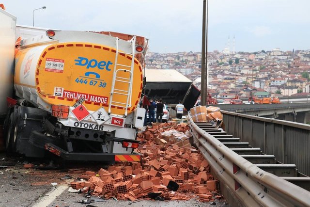 İstanbul yönü kapandı! SON DAKİKA: TEM'de zincirleme kaza