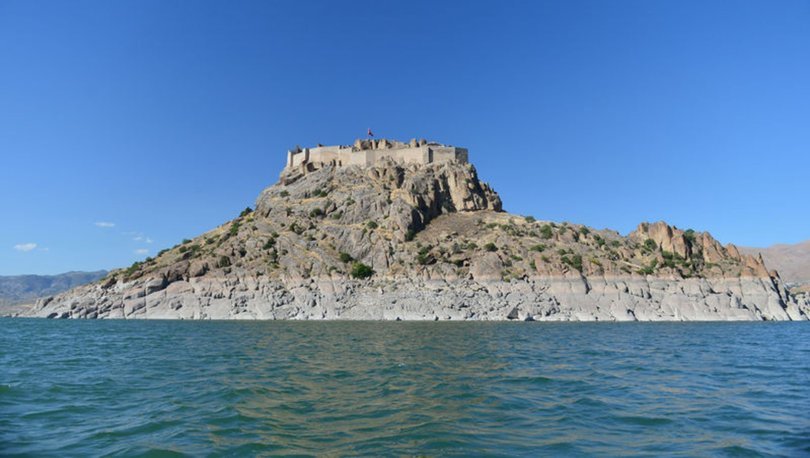 Tarihi Pertek Kalesi mavi suların ortasında ziyaretçilerini bekliyor