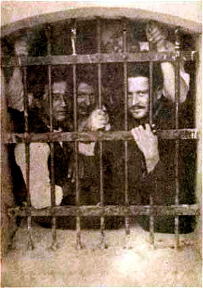 Nazım (sağda) Bursa Hapishanesi’nde, mahkûm arkadaşları ile.