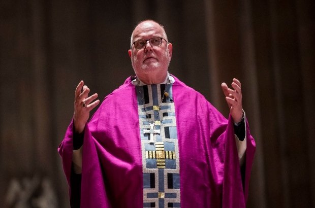 Alman başpiskopos, 'Kilise cinsel tacizle mücadelede başarısız' diyerek istifa etti