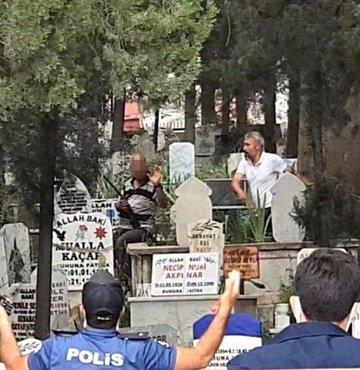 Balıkesir’in Edremit ilçesinde tüfekle intihar etmek isteyen bir kişi, polisin başarılı hamlesi sonucu amacına ulaşamadı. Ölümün eşiğindeki yaşlı adam kurtarılırken olay, saniye saniye kameraya yansıdı