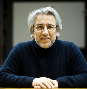 Can Dündar hakkında "Silahlı terör örgütüne üye olmaksızın bilerek ve isteyerek yardım etmek" ve "Casusluk" suçlarından MİT TIR