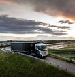 Daimler Trucks, yakıt hücreli Mercedes-Benz GenH2 kamyonun kapsamlı testlerine başladığını duyurdu. Verilen bilgiye göre, 2021’de trafiğe açık yollarda testlerine başlanan GenH2 Kamyon’un müşteri testleri ise 2023’te başlayacak. Yapılan testlerin, 1.2 milyon kilometre yol, 10 yıllık kullanım ömrü ve toplam 25 bin çalışma saatini kapsayacağı kaydedildi. Daimler Truck AG CEO’su Martin Daum, 