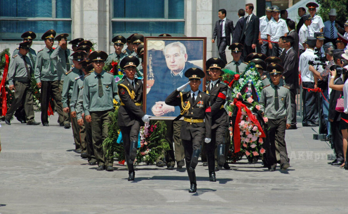 Cengiz Aytmatov, 14 Haziran 2008'de Kırgızistan devlet töreniyle son yolculuğuna uğurlandı.