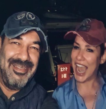 Ünlü şarkıcı Deniz Seki, yaklaşık üç ay önce yollarını ayırdığı sevgilisi İrfan Özçelik ile aralarındaki buzları erittiğini sosyal medyadan duyurdu. Birlikte çekilen fotoğraflarını paylaşan Seki, "Yanında hep böyle gülebileceğiniz insanlarla birlikte olmanız dileğiyle..." dedi