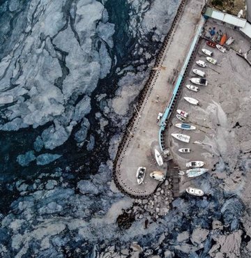 İngiliz The Guardian gazetesi, Marmara Denizi ve kıyılarında oluşan deniz salyası tehlikesini, "Türkiye kıyılarındaki deniz salyası belası!" başlığıyla paylaştı.