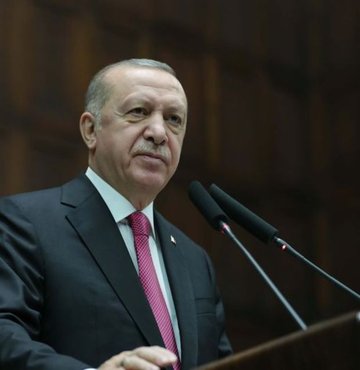 Cumhurbaşkanı Recep Tayyip Erdoğan, AK Parti grup toplantısında muhalefete “Bakıyorsunuz, sözde siyasi parti genel başkanı olarak çıkıp konuşanlara, durmadan hep iftira... Neymiş, millet açmış. Bundan bahsediyorlar. Aç olarak dolaşanları, buyurun siz de doyuruverin” sözleriyle yüklendi. CHP lideri Kılıçdaroğlu, “Yapıyoruz zaten. Pandemide CHP