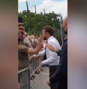 Fransa Cumhurbaşkanı Emmanuel Macron, Drome bölgesini ziyareti sırasında bir kişi tarafından tokatlandı. Olayın ardından gözaltına alınan kişinin Avrupa Tarihi Dövüş Sanatları (HEMA) ustası olduğu ve sosyal medyada aşırı sağcı hesapları takip ettiği belirtildi. Olayı haberturk.com