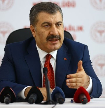 Son dakika haberine göre, Sağlık Bakanı Fahrettin Koca, "Şehir içi ve şehirlerarası ulaşım faaliyetlerinde çalışanlar ile taksi ve dolmuş esnafı da aşı programımıza dahil oluyor. Yarından itibaren aşılarını olabilirler" açıklamasında bulundu