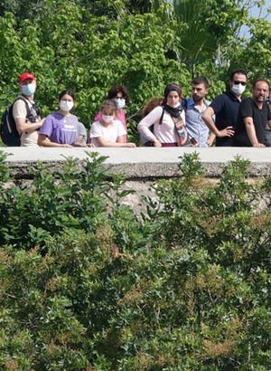 Ekipler, 40 metrelik falezlerdeki cansız bedeni çıkarma, kalabalık ise izleme derdine düştü