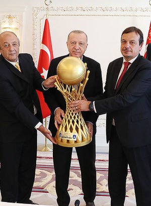 Cumhurbaşkanı Erdoğan, Anadolu Efes Kulübü'nün yönetici, teknik heyet ve sporcularını kabul etti
