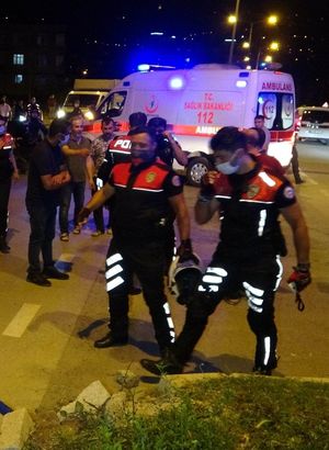 Samsun'da motosikletli polisler kaza yaptı: 2'si polis 4 yaralı