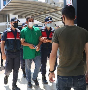 Silahını temizlerken eşini öldürdü!