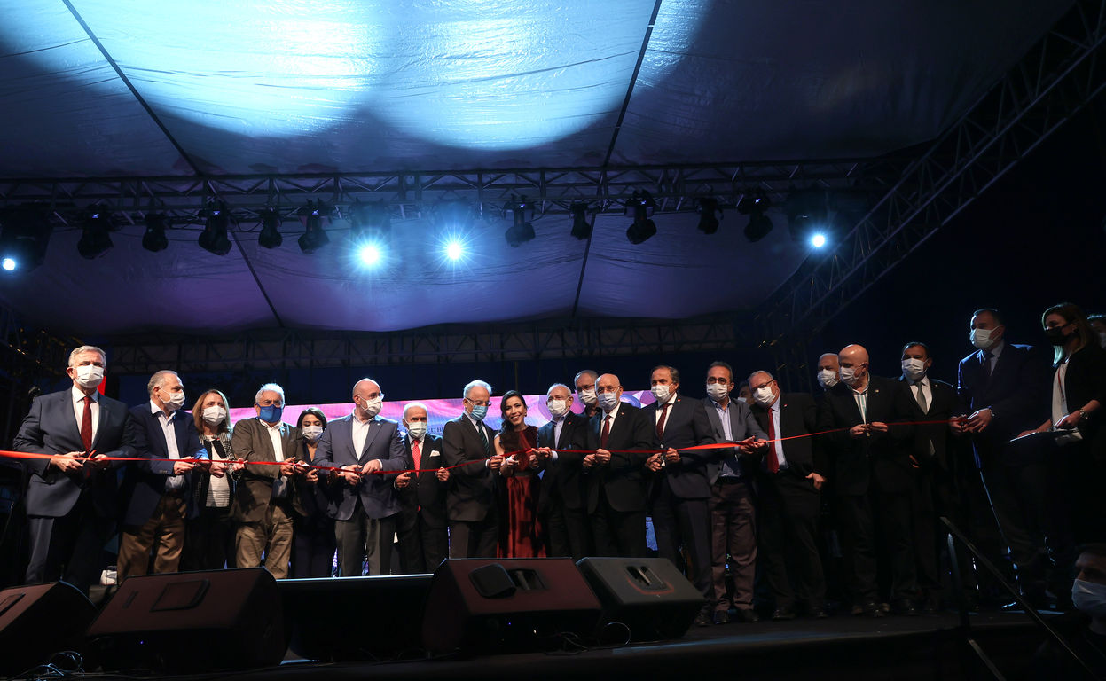 Burcu Güneş, açılış töreninde CHP Genel Başkanı Kemal Kılıçdaroğlu, Murat Karayalçın ve diğer katılımcılarla birlikte açılış kurdelesini kesti.