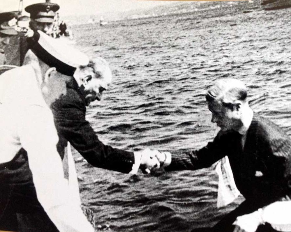 Atatürk’ün 4 Eylül 1936’da İstanbul’a gelen İngiliz Kralı Sekizinci Edward’a motordan rıhtıma rahatça çıkabilmesi için elini uzattığı sırada çekilen bu fotoğrafı, bir güruh “Atatürk, Kral’ın önünde eğildi” palavrası ile pazarlamıştı...