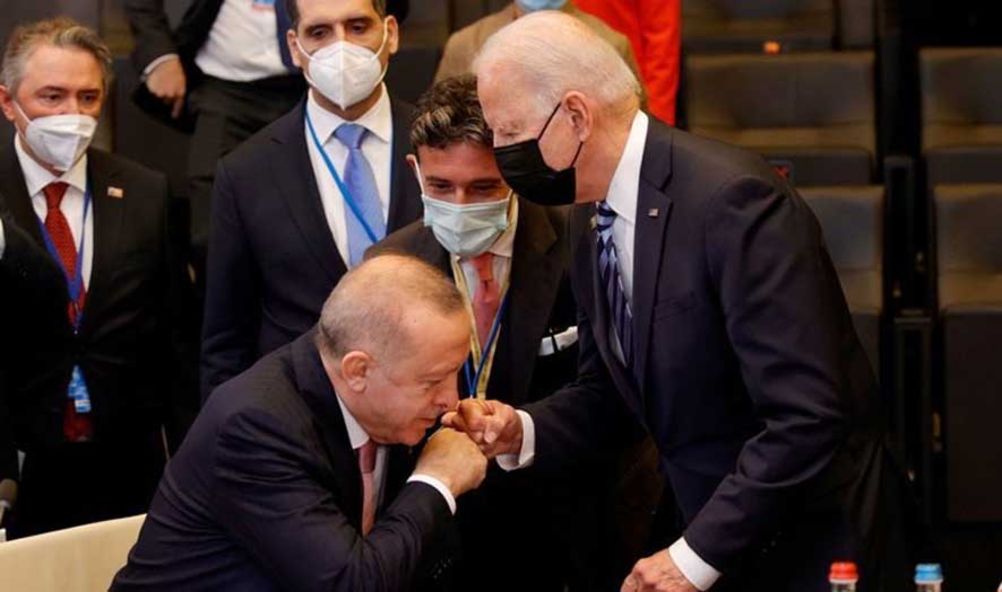 Tayyip Erdoğan ile Joe Biden’in iki günden buyana çok konuşulan fotoğrafları.