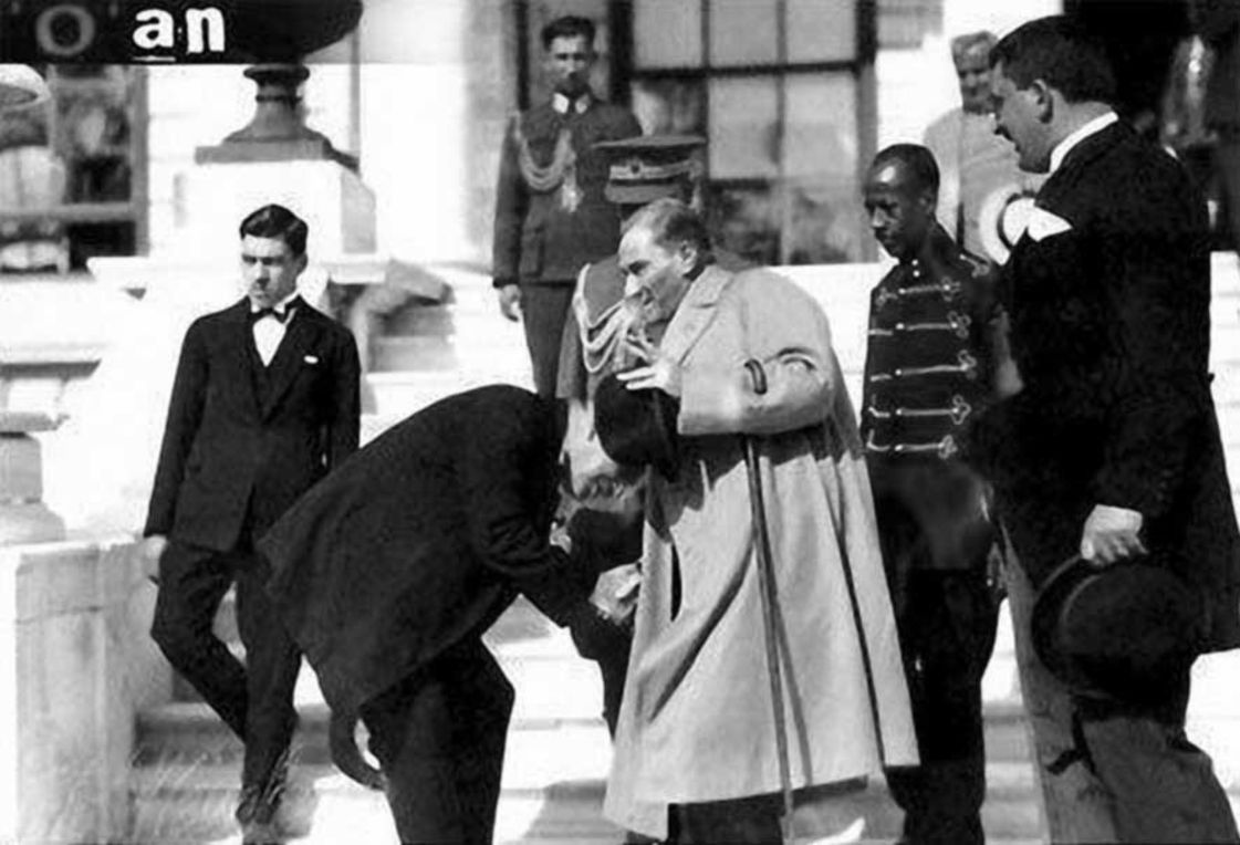 Adamın birinin Dolmabahçe Sarayı’nın merdivenlerinin önünde Atatürk’ün elini öpmeye, Atatürk’ün de elini çekmeye çalıştığı sırada çekilen bu fotoğraf da, “İngiliz Kralı, Atamızın elini böyle öpmüştü” yalanı hâline getirilmişti.