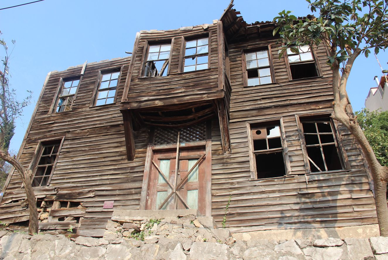 Hulusi Kentmen'in çocukluğunun geçtiği Kocaeli'nin İzmit ilçesinde bulunan evinin restore edilmesi için Ekim 2020'de protokol imzalandı.