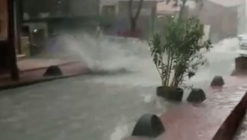 Dün yaşanan sağanak yağış Beyoğlu'nda bir anda kızgın akan ırmağa dönüştü