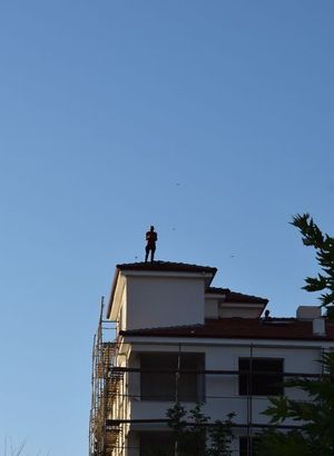 BÖYLESİ GÖRÜLMEDİ! Son dakika: Eşini görmek için arkadaşını dama çıkardı