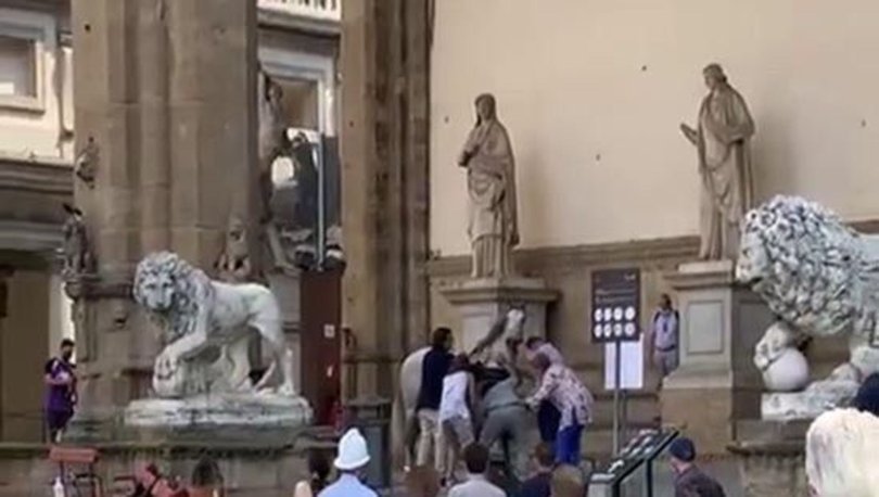 Kızgın at Floransa'nın ünlü meydanını birbirine kattı - Haberler